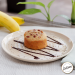 panqué de plátano deorno adornado con chocolate y más nuez
