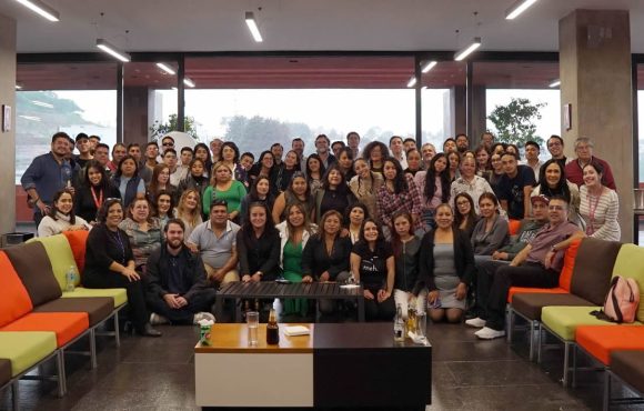 personal de la fábrica de pan sin gluten deorno