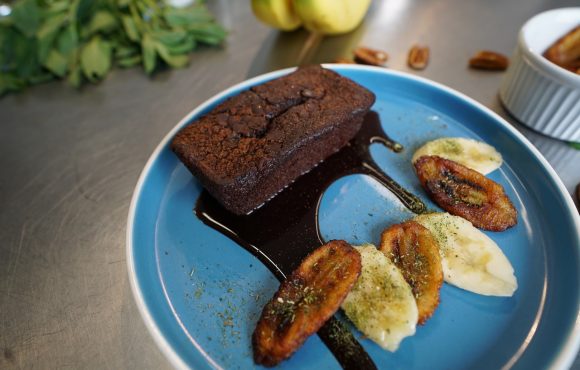 panqué de chocolate 100gr con adorno de plátano marca deorno